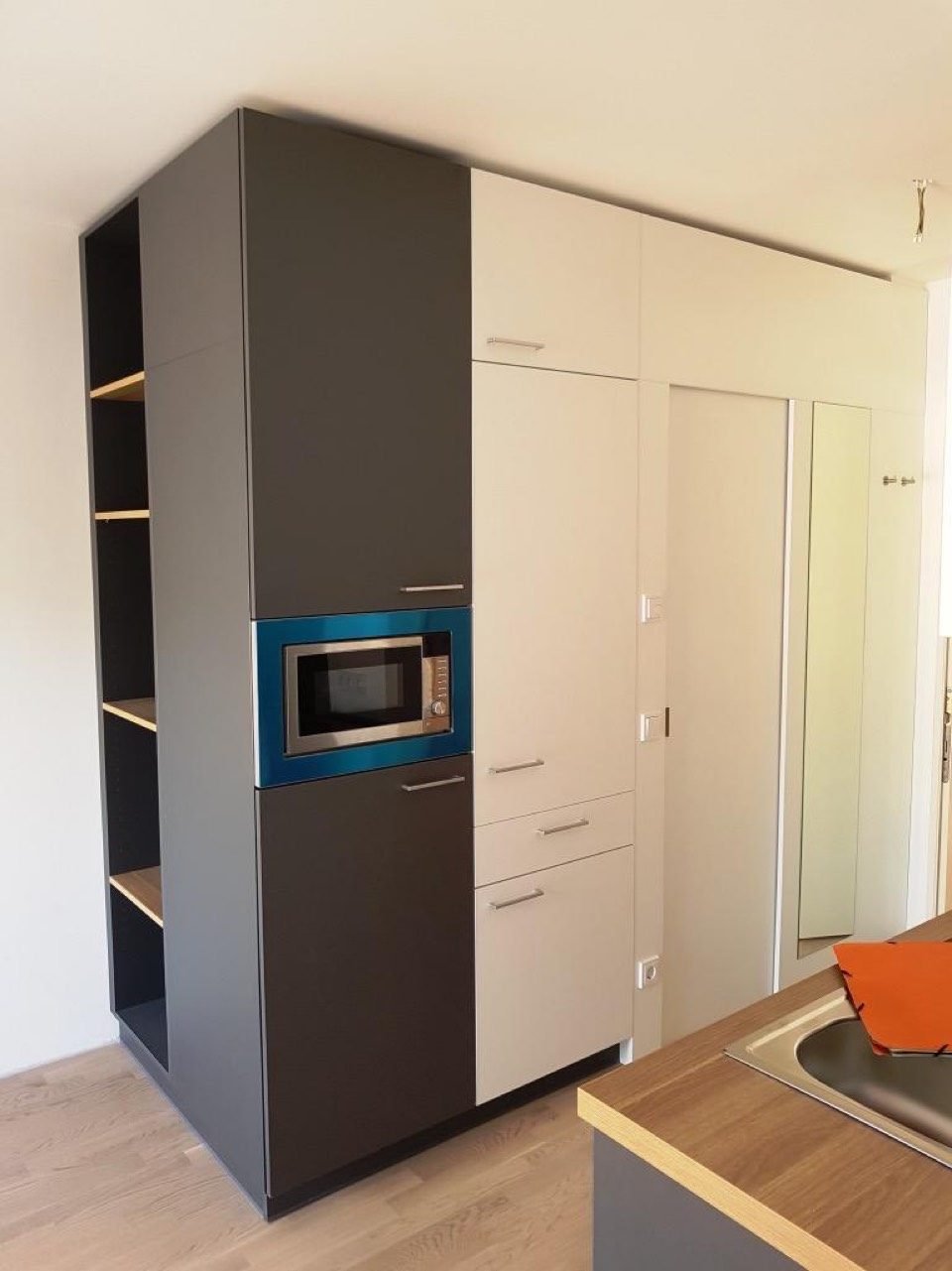 Apartment-Einrichtung mit Küchenzeile und Einbauschrank — MGH Potsdam